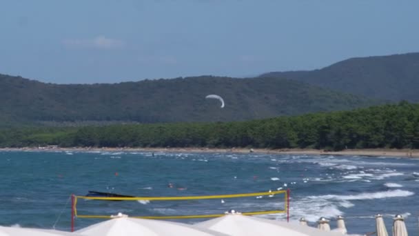 Weitwinkelaufnahme Vom Strand Mit Einem Schirm Der Luft Bei Punta — Stockvideo