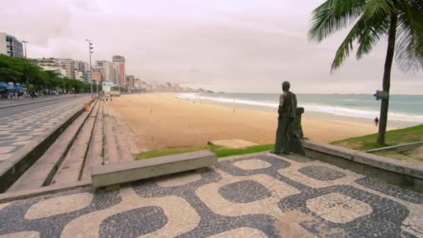 Медленная Съемка Бронзовой Статуи Возле Пляжа Ипанема Рио Жанейро Бразилия — стоковое видео