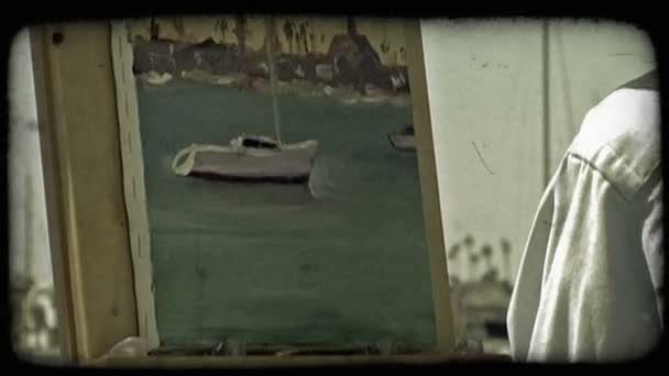 特写镜头的女艺人 穿着一件蓝色的衬衫和太阳帽 她仔细地描绘大海的格式副本以及从边缘封闭锚的船停靠在加利福尼亚州纽波特海滩附近 — 图库视频影像