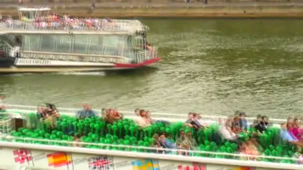 Nahaufnahme Zweier Fähren Auf Der Seine Paris — Stockvideo