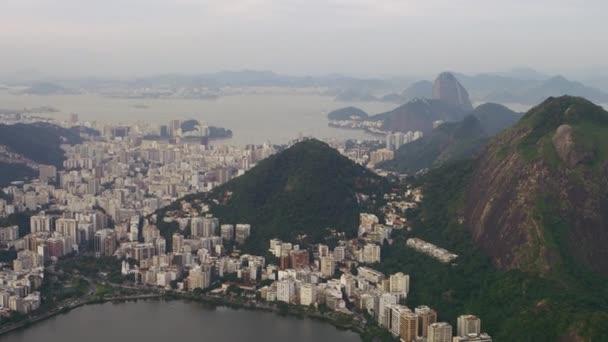リオデジャネイロ市と山々のラゴアの空中写真 — ストック動画