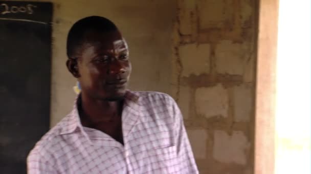 アフリカ ケニア 2010 教室における教師のショットを閉じる — ストック動画