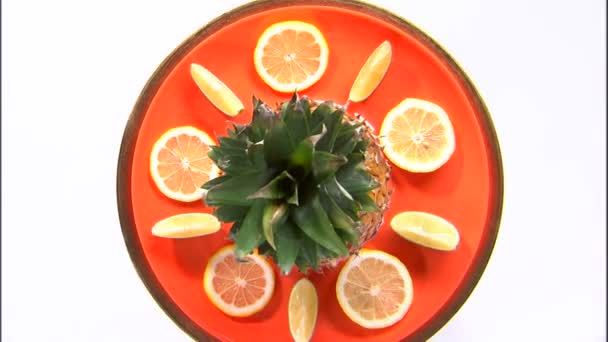 Zoom Avant Une Assiette Fruits Tournant Sur Écran Blanc — Video