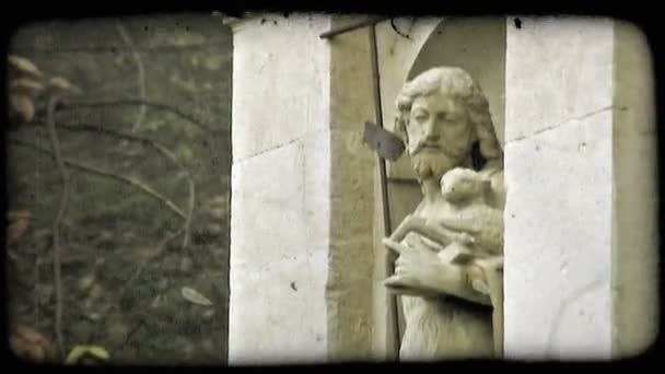 Estatua Cristo Sosteniendo Cordero Vintage Clip Vídeo Estilizado — Vídeos de Stock