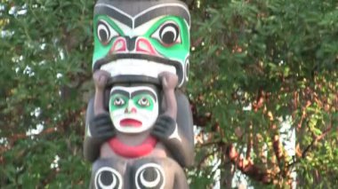 Vancouver, Kanada - Ekim 2012: Totem direği Stanley Park, Vancouver, Tilt.