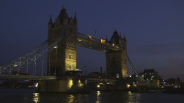 Atış, gece Londra'da Thames Nehri üzerinde kule Köprüsü.