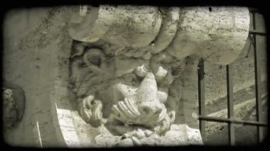 Roma'da bir çeşme kenarında bir heykel kapatın. Vintage stilize video klip.