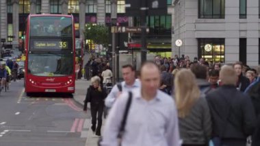 London, Büyük Britanya - 10 Ekim 2011: Rating rush hour sırasında işlek cadde üzerinde.