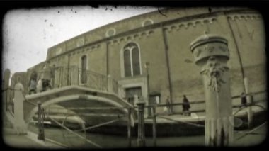 Venedik, İtalya, Mayıs 2012 : Venedik, İtalya'da bir kanal ve bina geniş açılı lens çekim. Vintage stilize video klip.