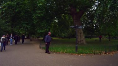 London, Büyük Britanya - Saint James Park, Londra yürüyüş insanlar sabit görünümünü 8 Ekim 2011.