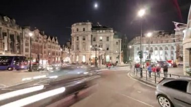 Ekim 2011 yaklaşık - Londra, İngiltere: Geniş açı Londra'daki Charing Cross çevresinde trafik hızlandırılmış. Atış güneye, Whitehall aşağı ve Admiralty Arch. Filmed Ekim 2011 yılında yüzünün manzaralarına bakan.