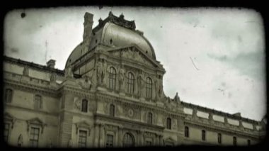 Üst ve yan kısmını ana yan Kule İskele, heykeller, saat, süslü heykel karosiyeri ve windows da dahil olmak üzere sanat tasarımları ile ünlü Louvre Müzesi