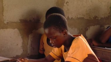 Afrika, Kenya - Ağustos 2010 yaklaşık: Sınıfta çocuklar orta çekim