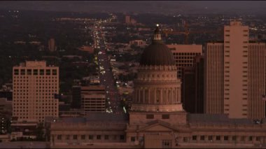Alacakaranlıkta Salt Lake City, Utah trafik Capitol Binası bakış açısı
