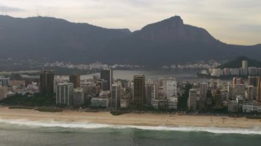 Rio de Janeiro sahili ve ipanema plajı üzerinde helikopter tavahavadan havadan çekilmiş.