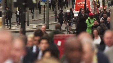 London, Büyük Britanya - 10 Ekim 2011: Rating rush hour sırasında işlek cadde üzerinde.