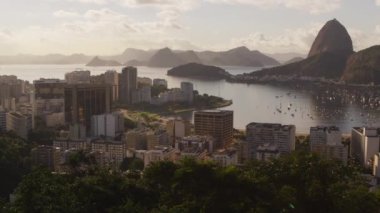 Rio de Janeiro ve okyanus atış pan. Şehir Rio, Sugarloaf dağ görüntüleri ortaya çıkarır ve onun ' komşu dağlar, şehir ve Guanabara Körfezi dolambaçlı yollar.