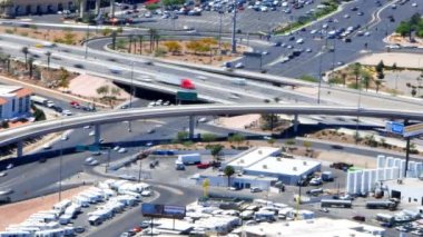 Stratosphere otel köprülerine, ticari binalar ve Las Vegas onramps altında çok sıkışık yolların statik Timelapse.
