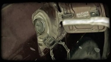 Benzin pompası basılı tutup eski yakıt tankı eklemeden kadın eli closeup çekim araba mor. Vintage stilize video klip.