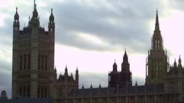 Londra'daki Westminster Sarayı'nın sabit bir yakın çekim fotoğrafı. Bazı bulutlar ile Gökyüzü arka plan oluşturur.