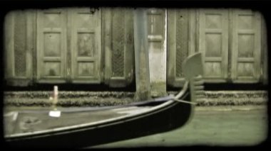Venedik, İtalya 2012 yaklaşık: Bir şair, onun gondol vurdu. Vintage stilize video klip.