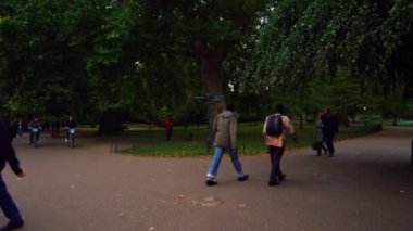London, Büyük Britanya - Saint James Park, Londra yürüyüş insanlar sabit görünümünü 8 Ekim 2011.