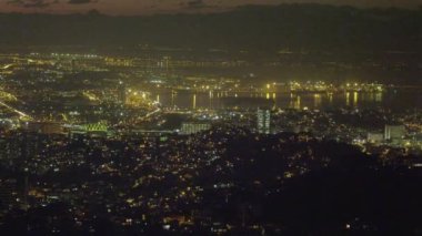 Gece geç saatlerde Rio de Janeiro'nun binalar ve gökdelenler kamera tava.