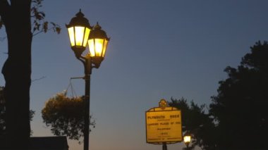 Orta geniş sokak ışıkları gece vurdu.