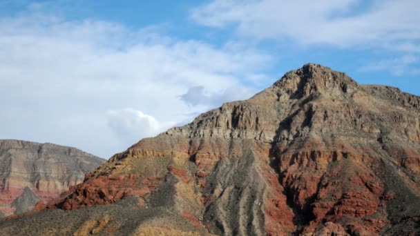 Ampla Timelapse Uma Montanha Deserta Com Nuvens Brancas Acima — Vídeo de Stock