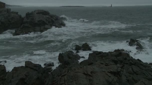 Κύματα Που Σκάνε Μια Βραχώδη Outcropping Κοντά Στο Φως Κεφάλι — Αρχείο Βίντεο