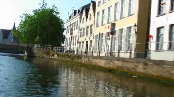 Bajando Por Canal Brujas Bélgica Con Vistas Los Edificios Que — Vídeos de Stock