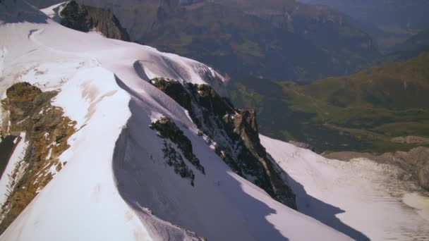 Kippschuss Auf Dem Gipfel Der Schweizer Alpen Der Videofilmer Stand — Stockvideo