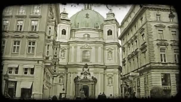 Skott Byggnad Wien Som Människor Och Bilar Passerar Vintage Stiliserade — Stockvideo