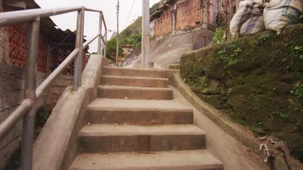 Követés Lövés Egy Konkrét Utat Egy Brazil Favela Egy Fiatal — Stock videók