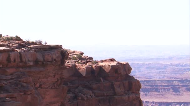 Μεγάλη Shot Από Άκρη Βράχου Θέα Μια Κοιλάδα Της Ερήμου — Αρχείο Βίντεο
