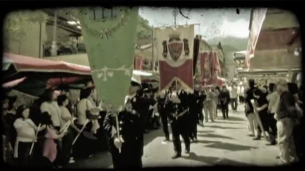 Religioius のパレード中にイタリアで通り歩くフラグを運ぶ男性の行列 ビンテージの様式化されたビデオ クリップ — ストック動画