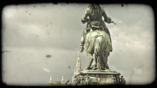 ウィーンで馬に乗る男を示す像のショット ビンテージの様式化されたビデオ クリップ — ストック動画