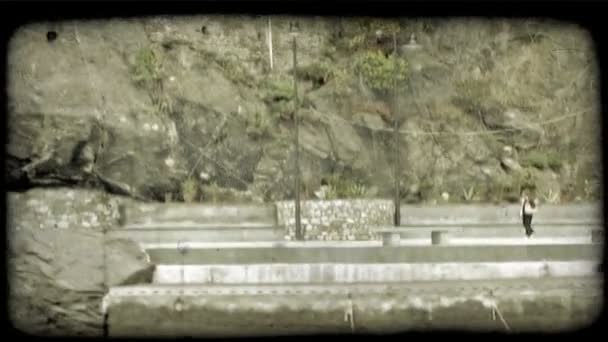 オーシャン サイド通路を歩いて女性のボートからの眺め ビンテージの様式化されたビデオ クリップ — ストック動画
