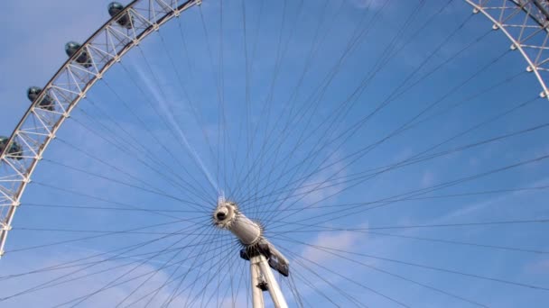 Vue Angle Bas London Eye Avec Ciel Nuageux Bleu Arrière — Video