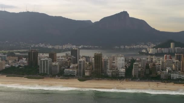 Légi Lövés Helikopter Serpenyők Rio Janeiro Partján Ipanema Strand — Stock videók