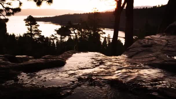 Záběr Proudu Který Běží Řeky Vlnky Jsou Jasně Viditelné Sluneční — Stock video