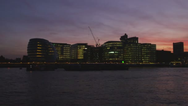 Ver Schot Pan Van Londen Harbor Net Zonsondergang — Stockvideo