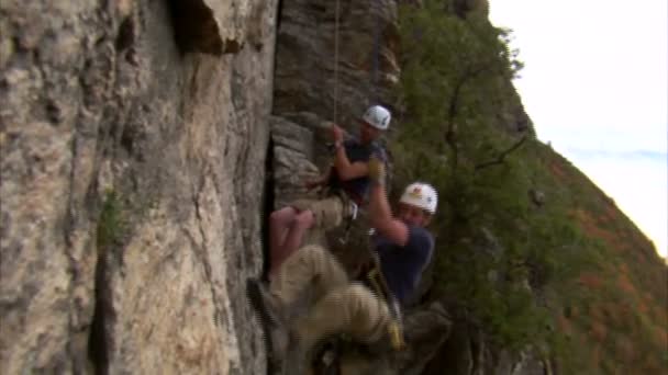 Shot Van Een Paar Van Bergbeklimmers Springen Camera — Stockvideo