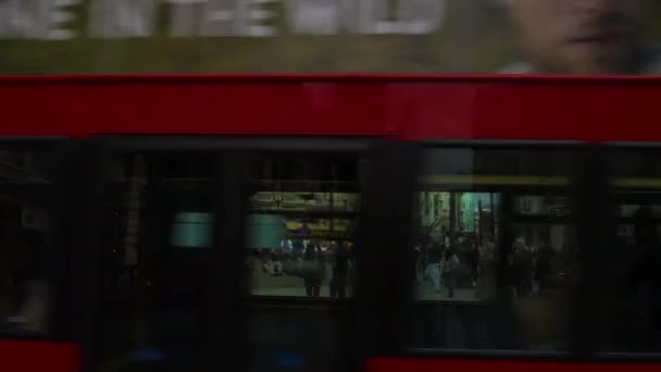 2011年10月7日 在伦敦皮卡迪利马戏团 在镜头前拍摄的交通经过 人们走在广场上 卡车和双层巴士在镜头前经过 — 图库视频影像