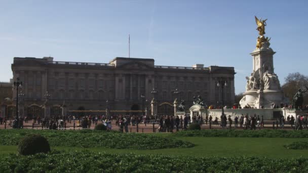 London England Oktober 2011 Medellång Skott Människor Buckingham Palace Och — Stockvideo