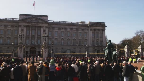 ロンドン イギリス 2011 ロンドンのバッキンガム宮殿の警備員の変更のワイド ショットのパン — ストック動画