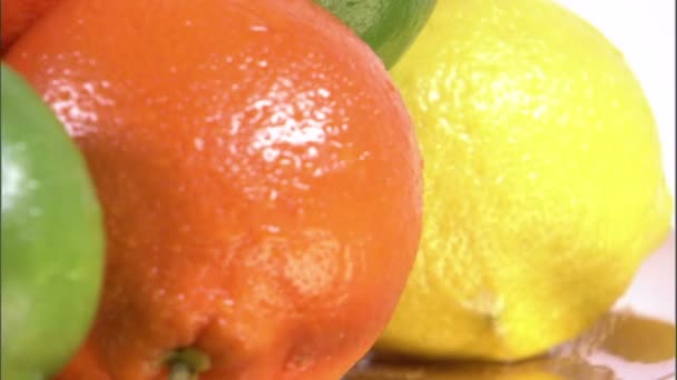 Prise Vue Assortiment Fruits Sur Une Plaque Tournante Sur Écran — Video