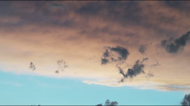 Cielo Azul Alcanza Punto Máximo Través Una Línea Nubes Color — Vídeos de Stock