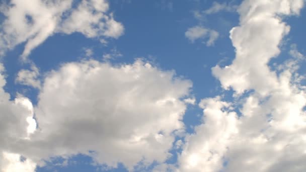 Nubes Blancas Suaves Esponjosas Deslizan Contra Cielo Azul Brillante Lapso — Vídeos de Stock