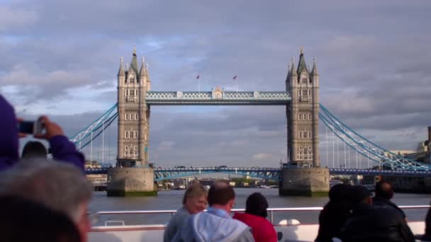 London October 2011 Unidentified Tourists Ship Take Pictures Tower Bridge — Stock Video